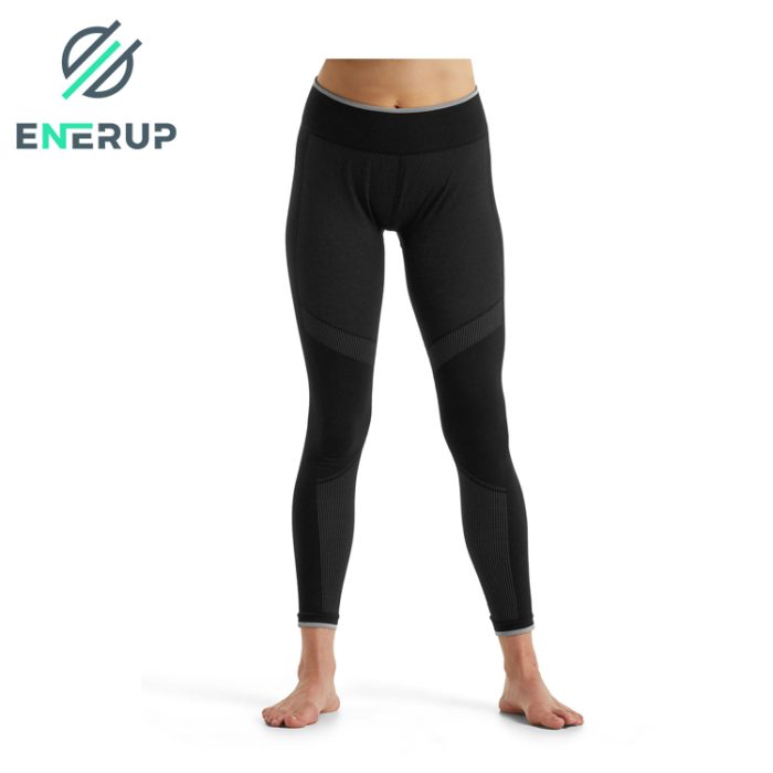 Référence de style issue de la zone Hot Products du site officiel : un mannequin portant des leggings foncés de style sans couture avec panneaux rayés au genou