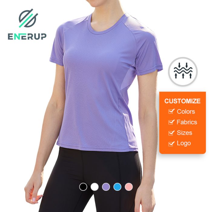 Referência de estilo da área Hot Products do site oficial: uma modelo usando um top esportivo de manga curta com parte de baixo de treino escura